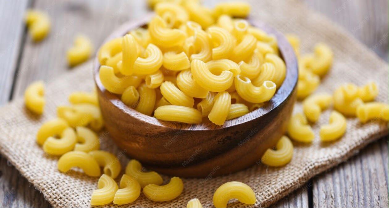 Q1 Pasta Curled Macaroni in a wooden bowl